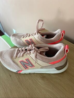 New Balance Women's Pink and Coral Athletic Sneakers
